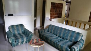 Ein Wohnzimmer mit einer Couch und einem Sessel.