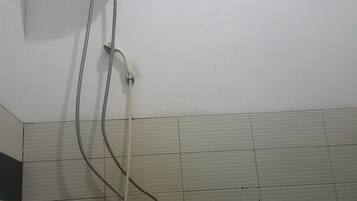 Suihku, ilmaiset hygieniatuotteet, pyyhkeet