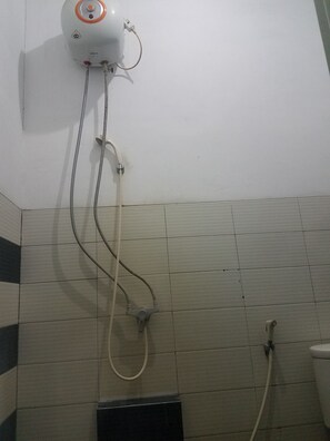 Shower, perlengkapan mandi gratis,  dan handuk