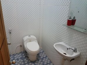 Habitació superior | Bany | Dutxa i tovalloles 