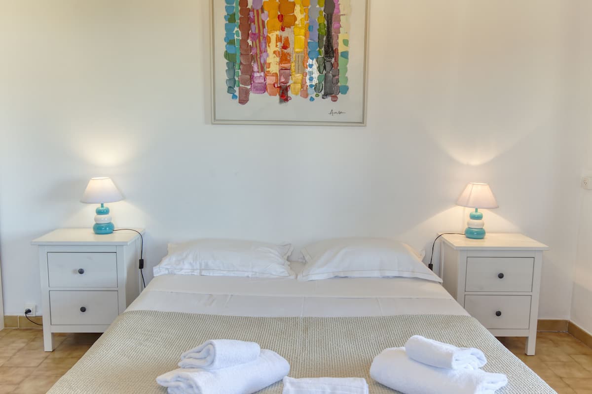 Studio, 1 Queen Bed | Premium bedding, pillow-top beds, cots/infant beds, rollaway beds