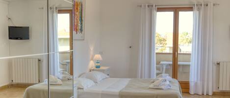 Studio, terrasse | Sengetøy av topp kvalitet, senger med overmadrass og barnesenger