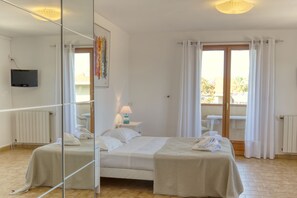 Studio, terrasse | Sengetøy av topp kvalitet, senger med overmadrass og barnesenger