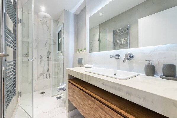 Apartment, 2 Bedrooms | Bathroom | Shower, hair dryer, bathrobes, towels