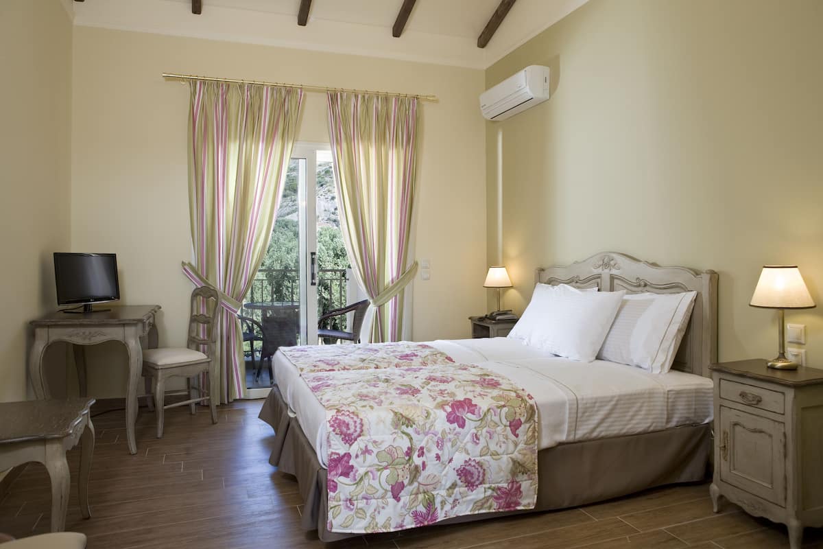 Premium Double or Twin Room | In-room safe, desk, blackout drapes, iron/ironing board