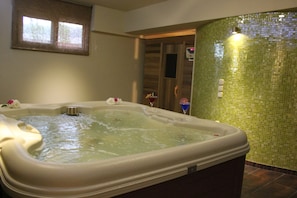 Indoor spa tub