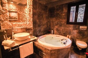 Apartamento | Banheiro | Banheira, banheira de hidromassagem, secador de cabelo, toalhas de banho