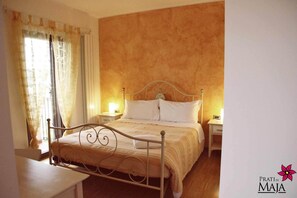 1 dormitorio, caja fuerte, escritorio y cuna de viaje