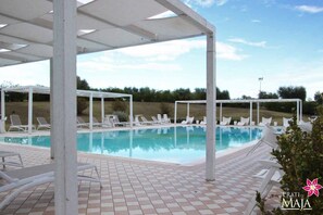 Inomhuspool och utomhuspool