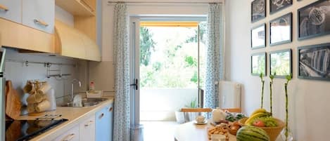 Departamento | Cocina privada | Refrigerador con congelador, horno y parrilla de estufa