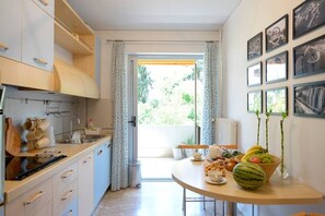 Apartment | Private kitchen | Full-size fridge, oven, stovetop, coffee/tea maker