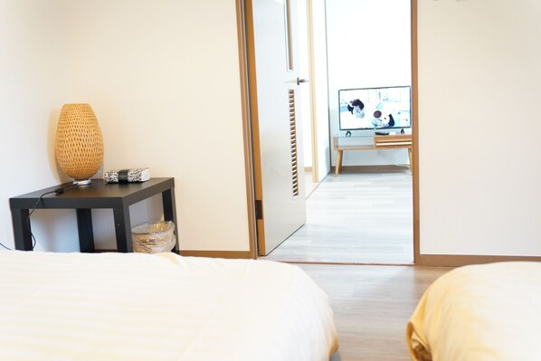 In-room safe, desk, free WiFi - Metro Daikoku Apartment (Osaka)