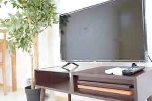 In-room safe, desk, free WiFi - Metro Daikoku Apartment (Osaka)