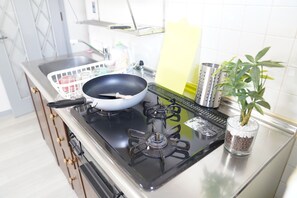 Kühlschrank, Mikrowelle, Herdplatte, Wasserkocher