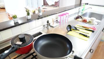 Geladeira, micro-ondas, cooktop, chaleira elétrica