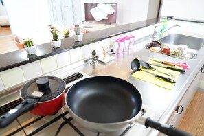 Fridge, microwave, stovetop, electric kettle - Metro Daikoku Apartment (Osaka)