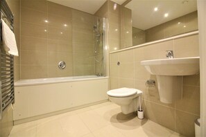 Appartement | Badkamer | Een bad/douchecombinatie, een regendouche, handdoeken