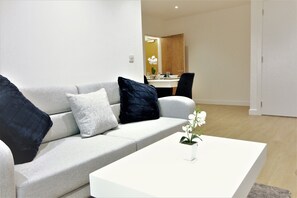 Apartment | Living room | 32-inch flat-screen TV with digital channels, TV - Narrowgate Apartment (Bracknell)