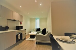 Apartment | Living area | 32-inch flat-screen TV with digital channels, TV - Narrowgate Apartment (Bracknell)