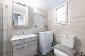 Apartment | Bathroom | Shower, free toiletries, towels, soap