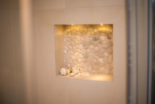 Doccia, asciugacapelli, asciugamani, sapone