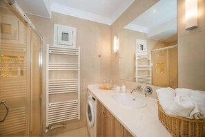 Doccia, asciugacapelli, asciugamani, sapone