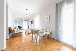 Apartment | Living area | Flat-screen TV