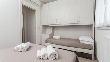 Familienapartment, 1 Schlafzimmer | Zimmersafe, Schreibtisch, Verdunkelungsvorhänge, schallisolierte Zimmer