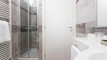 Family Apartment, 1 Bedroom | Bathroom | Shower, hair dryer, bidet, towels