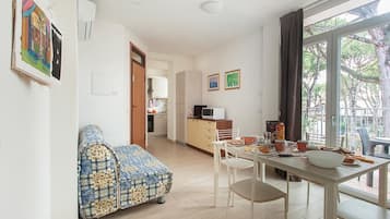 Familienapartment, 1 Schlafzimmer | Wohnbereich | Flachbildfernseher
