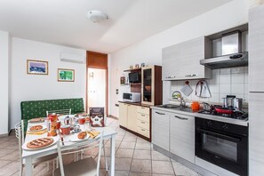 Family Apartment, 1 Bedroom | Private kitchen | Fridge, microwave, stovetop, electric kettle - Residence Jamaica (Cervia)