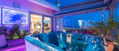 Apartment | Private spa tub