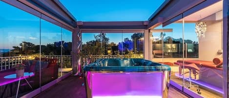 Apartment | Private spa tub