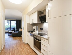 Kühlschrank, Ofen, Geschirrspüler, Wasserkocher mit Kaffee-/Teezubehör