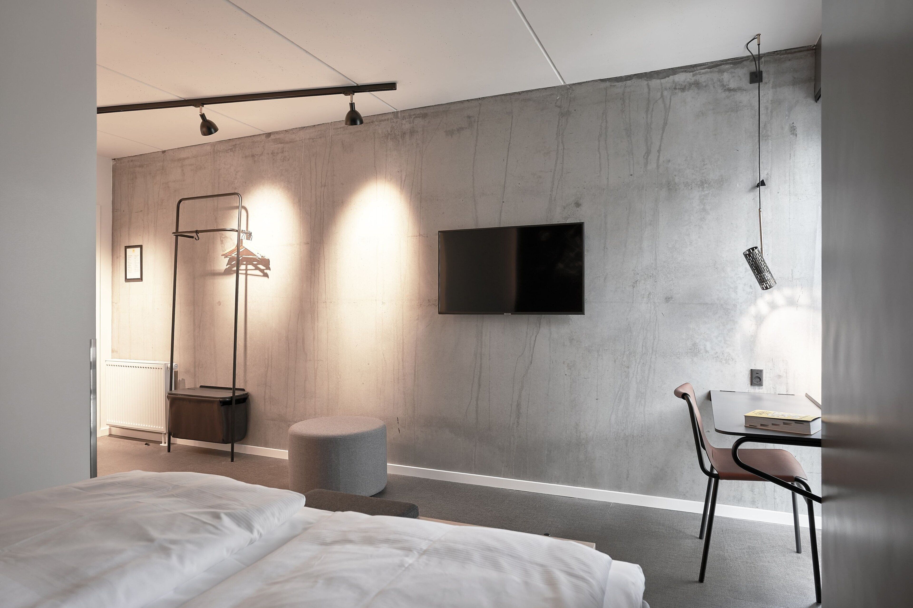 1 bedroom, hypo-allergenic bedding, desk, blackout curtains