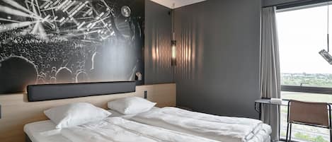 Allergivenligt sengetøj, skrivebord, mørklægningsgardiner, lydisolering