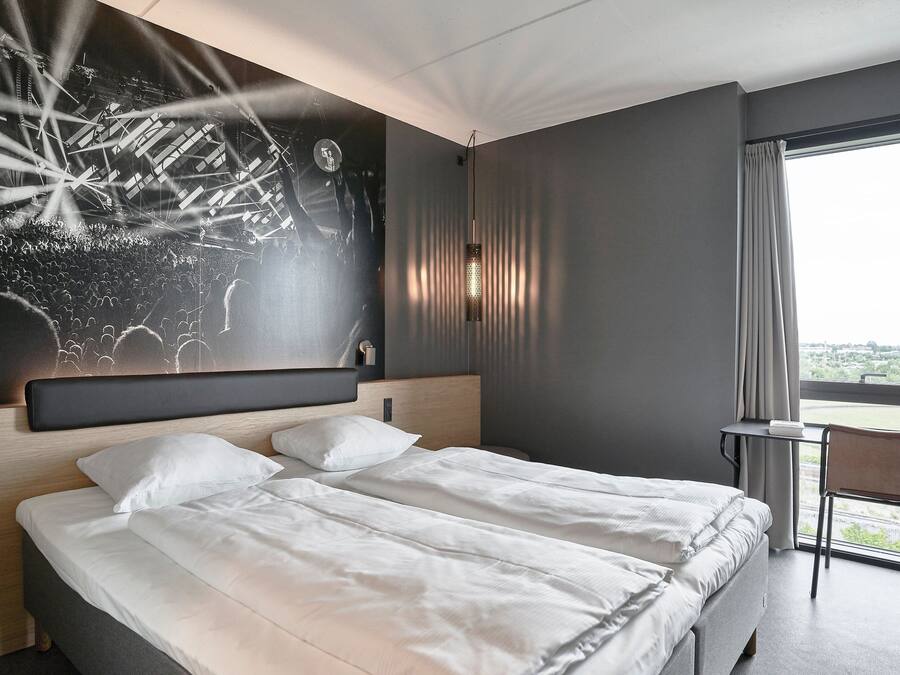 Roupas de cama antialérgicas, escrivaninha, cortinas blackout