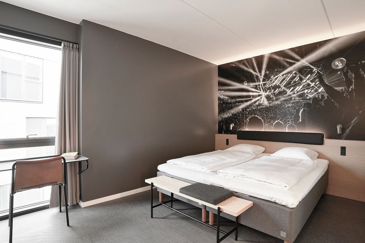 Ein Hotelzimmer mit einem Bett, einem Schreibtisch und einem Stuhl.
