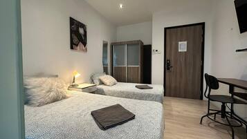 Estudio, 2 camas individuales | Decoración individual, mobiliario individual, escritorio