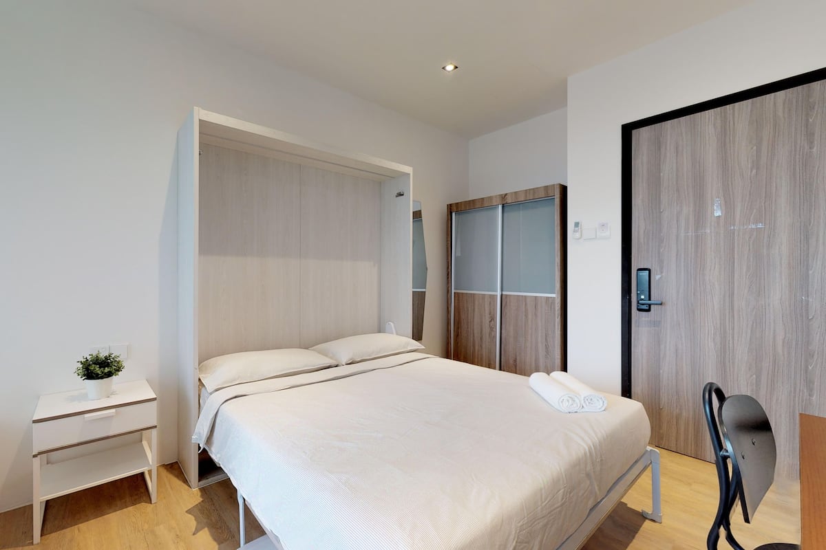 Monolocale, 1 letto queen | Con stile personalizzato, con arredamento individuale, una scrivania