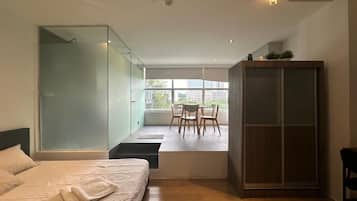 Family Studio Suite | Individually decorated, individually furnished, desk, laptop workspace