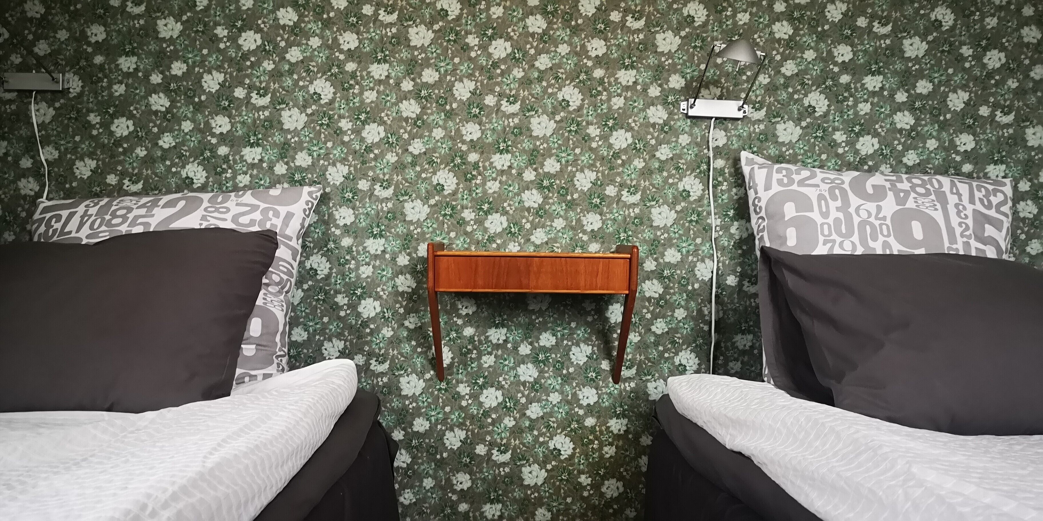 Annex | Desk, iron/ironing board, bed sheets