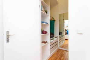 Cortinas blackout, tabla de planchar con plancha y cunas gratuitas