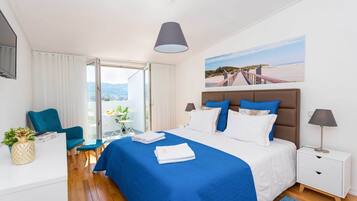 Cortinas opacas, tabla de planchar con plancha, cunas gratuitas