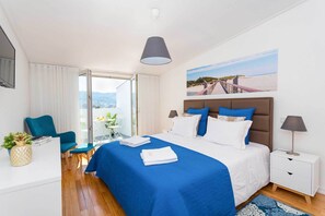 Cortinas blackout, tabla de planchar con plancha y cunas gratuitas