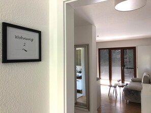 TV, books - 2 room apartment with lake view and private garden (Radolfzell am Bodensee)