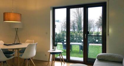 Apartamento de 2 habitaciones con vista al lago y jardín privado.