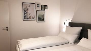 1 habitación, tabla de planchar con plancha y cuna de viaje