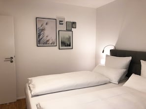 1 bedroom, iron/ironing board, travel crib, free WiFi - 2 room apartment with lake view and private garden (Radolfzell am Bodensee)