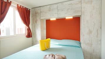 Mobile Home, 2 Bedrooms | Iron/ironing board, free WiFi, bed sheets